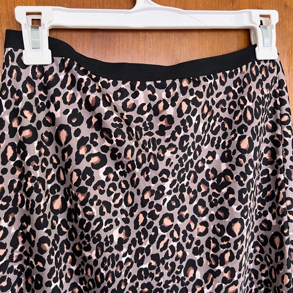 Super cute skirt from Victoria secret new no tag elastic waist - Picture 4 of 7